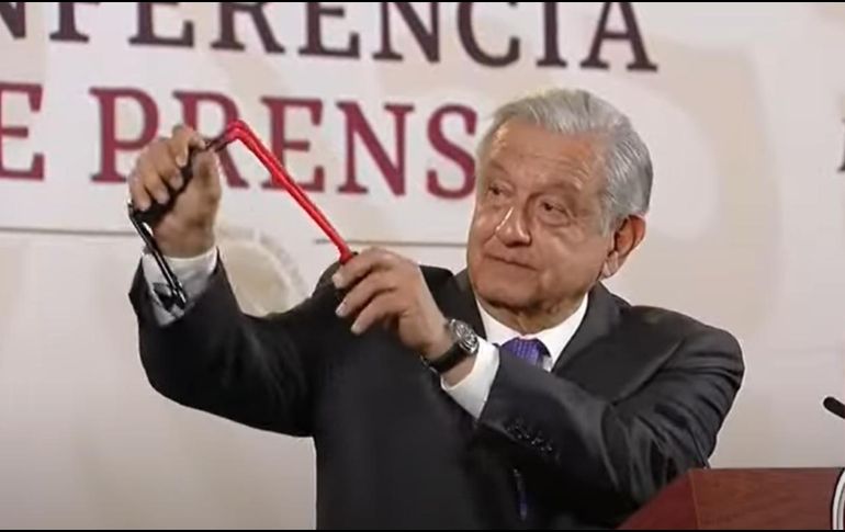 Desde el atril, el mandatario federal mostró una piedra de río y la forma en que esta presuntamente se usó para romper vidrios. ESPECIAL