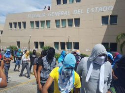 Minutos antes se había desalojado a los empleados de la fiscalía, ante la llegada de los normalistas. ESPECIAL / X