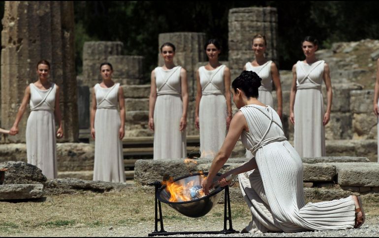 La llama recorrerá toda Francia, portada de mano en mano por 10 mil relevistas, antes de encender el pebetero de los Juegos durante la ceremonia inaugural. EFE / ARCHIVO