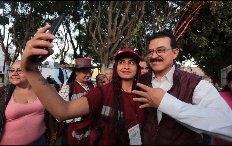 El Dr. Carlos Lomelí se reunió con vecinos de la colonia Zona Industrial Segunda Sección, en el Distrito 14, en donde destacó algunos de los beneficios que ha impulsado Morena para el bienestar del pueblo, como son los apoyos a los adultos mayores. CORTESÍA.