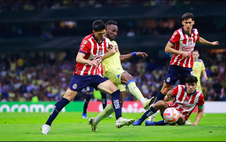 Juan Aguayo y Julián Quiñones, durante el partido de vuelta de los Octavos de Final de la Champions Cup de la CONCACAF 2024. IMAGO7/ Eloisa Sánchez