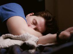 Conoce cuál es la postura para dormir más común, pero no es la mejor. UNSPLASH / Shane