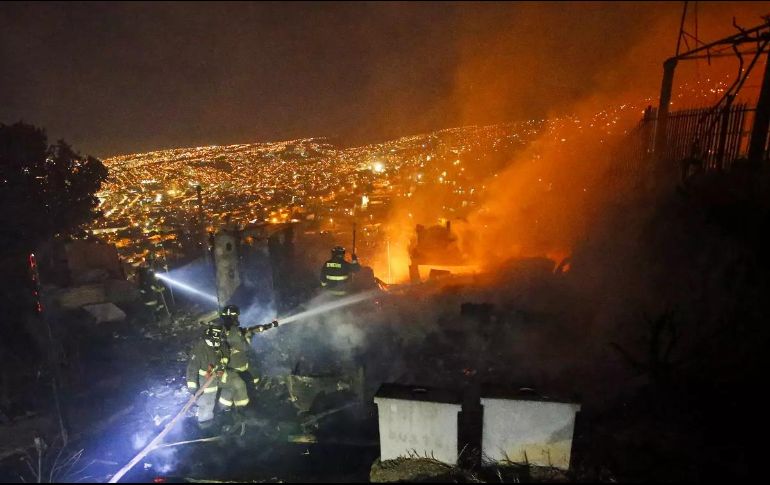 Las autoridades ordenaron la evacuación preventiva de al menos otros cinco barrios colindantes. AP / S. Cisternas