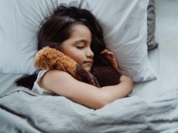 Al cumplir con estas pautas no solo se asegura un desarrollo físico saludable, sino que también promueve un mejor rendimiento académico, un comportamiento más estable y una mayor capacidad de concentración en las actividades diarias. Pexels / Ketut Subiyanto