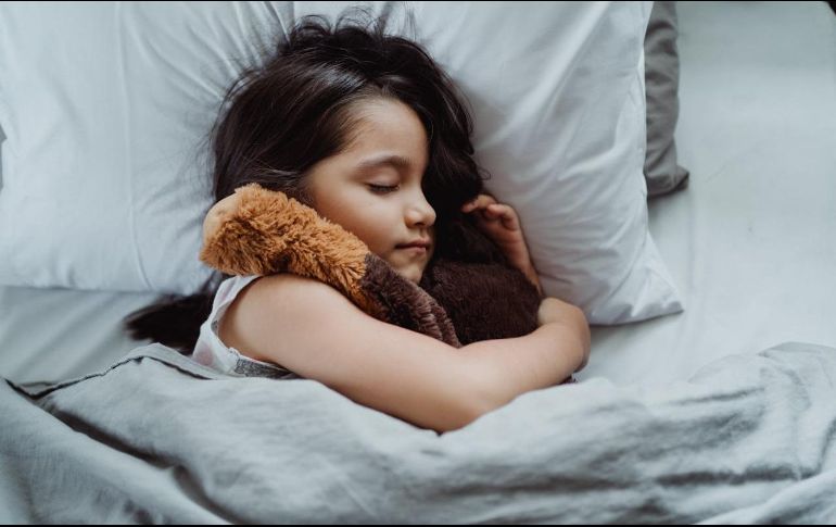 Al cumplir con estas pautas no solo se asegura un desarrollo físico saludable, sino que también promueve un mejor rendimiento académico, un comportamiento más estable y una mayor capacidad de concentración en las actividades diarias. Pexels / Ketut Subiyanto