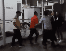 Aficionados de ambos bandos llegaron a golpes e insultos aún en las inmediaciones del Estadio Azteca. ESPECIAL.