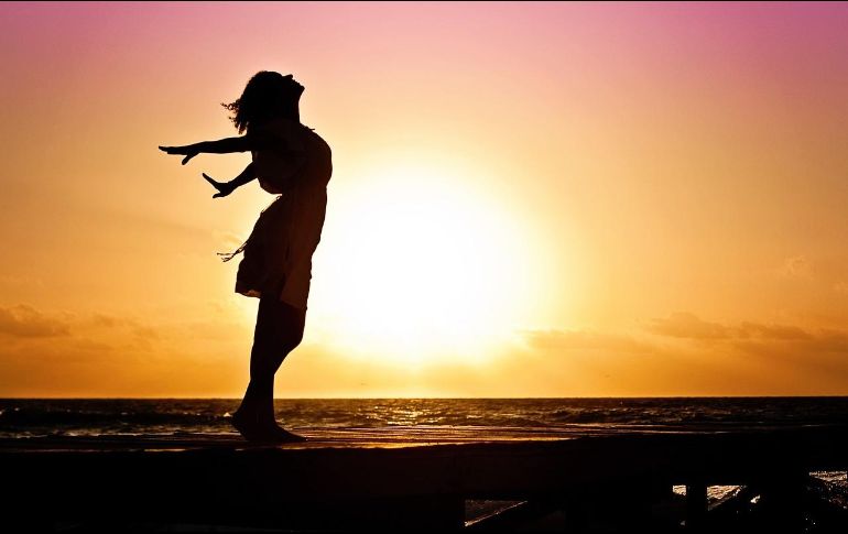 La felicidad disminuye o crece dependiendo de la edad de las personas, según expertos. Pixabay.