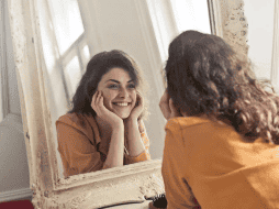 Es importante destacar que varios estudios y encuestas han arrojado conclusiones dispares sobre la edad en la que hombres y mujeres resultan más atractivos. PEXELS/Andrea Piacquadio