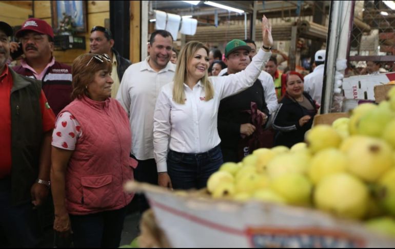 Con el objetivo de generar encuentros con las personas para conocer a detalle lo que la población necesita, Claudia Delgadillo, candidata al gobierno de Jalisco por parte de la coalición Morena, PT, PVEM, Futuro y Hagamos, visitó el mercado Felipe Ángeles. CORTESÍA