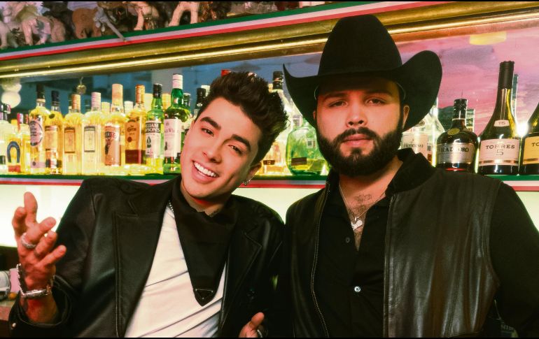 Mario Bautista (izquierda) posa junto a Leonardo Aguilar, con quien canta “Maracas”. CORTESÍA