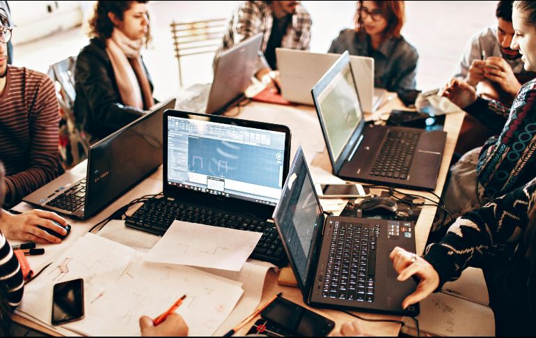 Recuerda que si te toca trabajar el día lunes, por ley eres acreedor a un pago triple por laborar en día festivo. Unsplash