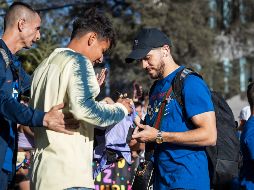 algunos aficionados fueron los afortunados de poder ver, saludar y tomarse fotografías con los jugadores que se acercaron a ellos, como Henry Martín. X / @ClubAmerica