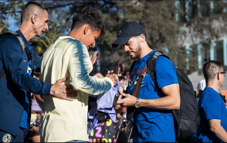 algunos aficionados fueron los afortunados de poder ver, saludar y tomarse fotografías con los jugadores que se acercaron a ellos, como Henry Martín. X / @ClubAmerica