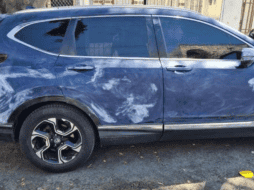 Los lamineros, se encontraban lijando una camioneta Honda CRV, la cual era buscada por las autoridades. ESPECIAL