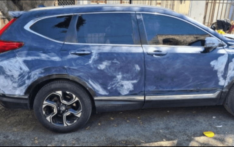 Los lamineros, se encontraban lijando una camioneta Honda CRV, la cual era buscada por las autoridades. ESPECIAL