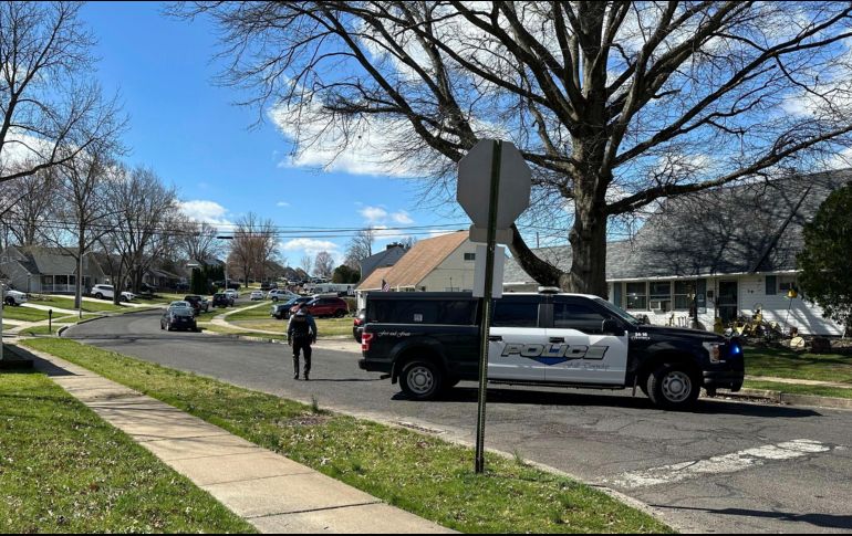 El sospechoso, que las autoridades describen como en situación de calle, acudió en un vehículo robado a dos viviendas donde estaban sus familiares, a quienes disparó con un rifle de asalto. AP / M. Catalini