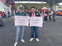 El aficionado del Rebaño, Denin Solórzano, se apareció en las inmediaciones del Estadio Akron con un recado para Fernando Gago. EL INFORMADOR.