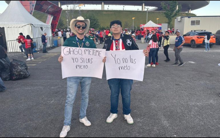 El aficionado del Rebaño, Denin Solórzano, se apareció en las inmediaciones del Estadio Akron con un recado para Fernando Gago. EL INFORMADOR.