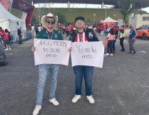 El aficionado del Rebaño, Denin Solórzano, se apareció en las inmediaciones del Estadio Akron con un recado para Fernando Gago. EL INFORMADOR.