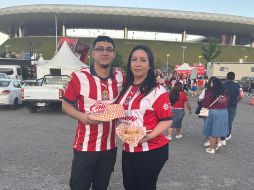 Los hermanos Valadez viajaron desde Seattle, Washington para no perderse de un encuentro tan apasionante como lo es el Clásico Nacional. EL INFORMADOR.