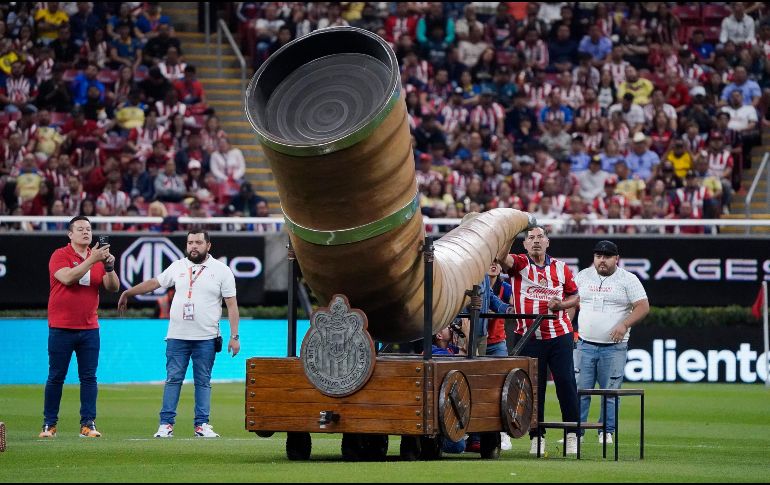 En manos de Fernando Hierro, director deportivo del club, fue galardonado y homenajeado el “Maestro” Galindo en la cancha del Estadio Akron. IMAGO7.