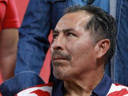 En manos de Fernando Hierro, director deportivo del club, fue galardonado y homenajeado el “Maestro” Galindo en la cancha del Estadio Akron. IMAGO7.