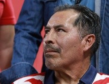 En manos de Fernando Hierro, director deportivo del club, fue galardonado y homenajeado el “Maestro” Galindo en la cancha del Estadio Akron. IMAGO7.