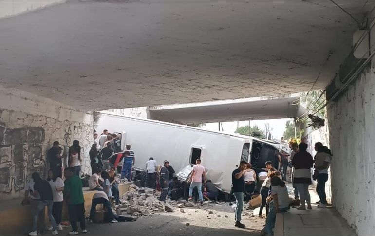 Los primeros reportes indican que la unidad se accidentó mientras circulaba sobre la carretera de cuota, en la colonia Granjas Acolman. FACEBOOK / Alma Sanlop