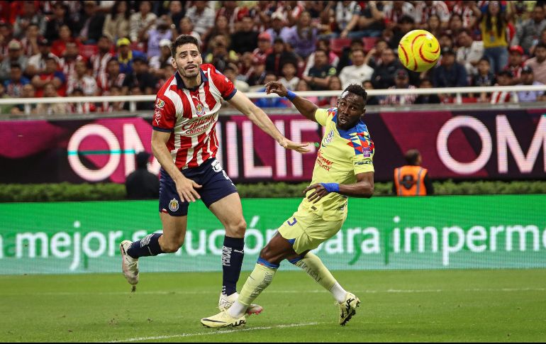 El grupo de jugadores y el cuerpo técnico rojiblanco no quedó satisfecho con las decisiones del árbitro central. EL INFORMADOR/ H. FIGUEROA.