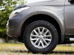 Con ayuda de un cepillo de cerdas suaves, aplica la pasta en movimientos circulares para asegurarte de retirar todas las impurezas de las llantas. UNSPLASH /  V. Kandemir