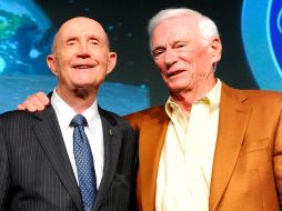 Thomas Stafford (izq.), del Apollo 10, y Eugene Cernan. EFE