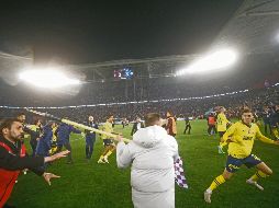 Aficionados del Trabzonspor agredieron a jugadores del Fenerbahce. AFP