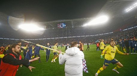 Aficionados del Trabzonspor agredieron a jugadores del Fenerbahce. AFP