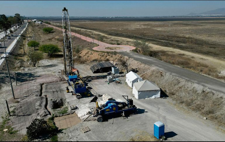 Con 11 bombas colocadas en la orilla del lago Zumpango (completamente seco) extraen agua del subsuelo en San Pedro de la Laguna. AFP