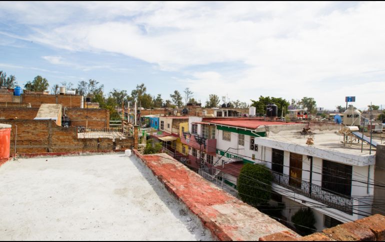 Algunas personas, en la temporada de lluvias, se apresuran a buscar la opción para impermeabilizar, sin darse cuenta de que esa actividad debió hacerse antes. EL INFORMADOR / ARCHIVO