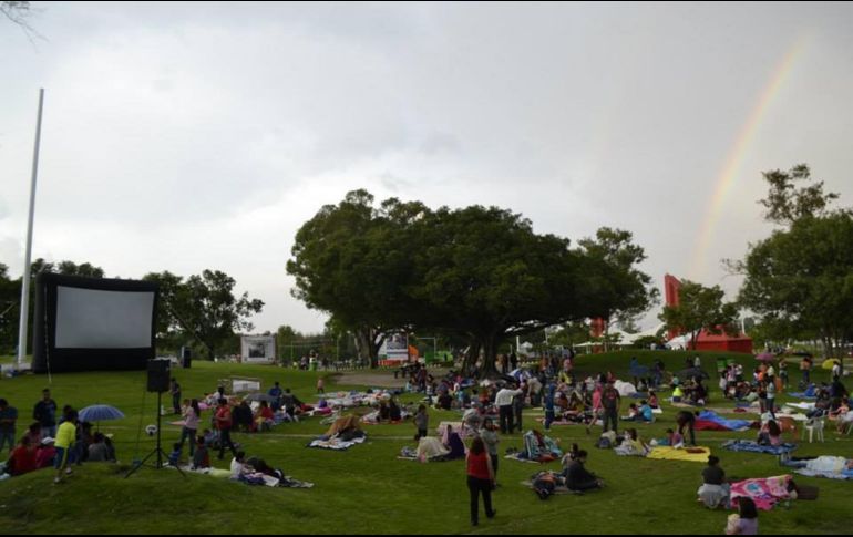 La compañía CinemaLive ha traído una experiencia única de cine al aire libre a diversos puntos de la Zona Metropolitana de Guadalajara (ZMG), ofreciendo una fusión perfecta entre la magia del cine y la naturaleza. FACEBOOK / Cinema Live Guadalajara