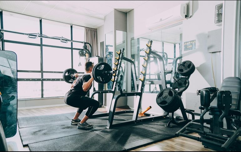 Las personas que hacen ejercicio por la noche deben tratar de terminar su actividad física al menos 1 o 2 horas antes de irse a dormir. UNSPLASH / S. Moghadam Khamseh