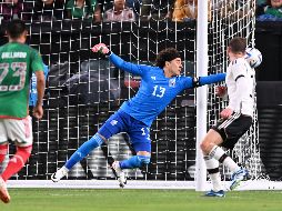 MEMO OCHOA. La experiencia, el hecho de jugar en Europa y de tener cinco mundiales a cuestas, son suficientes motivos para meter al ex arquero del América, sin importar el mal momento. IMAGO7