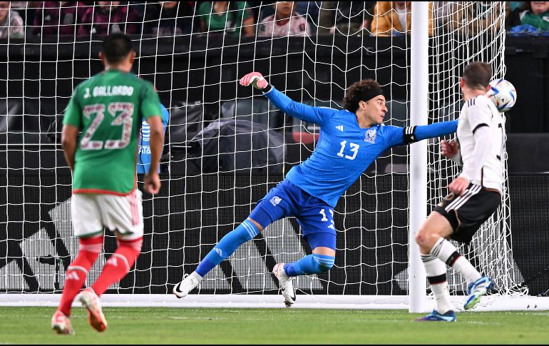 MEMO OCHOA. La experiencia, el hecho de jugar en Europa y de tener cinco mundiales a cuestas, son suficientes motivos para meter al ex arquero del América, sin importar el mal momento. IMAGO7