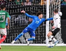 MEMO OCHOA. La experiencia, el hecho de jugar en Europa y de tener cinco mundiales a cuestas, son suficientes motivos para meter al ex arquero del América, sin importar el mal momento. IMAGO7