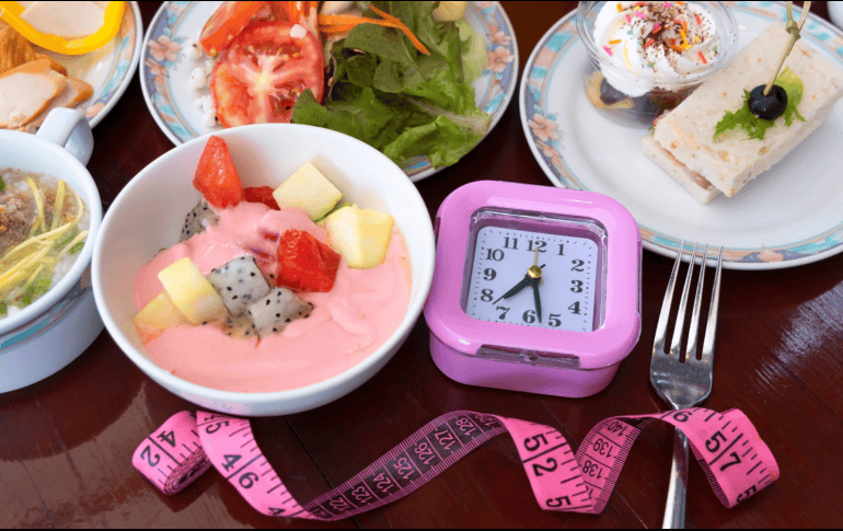 Este método consiste en restringir la alimentación diaria a una ventana de 4 a 12 horas. ESPECIAL/CANVA