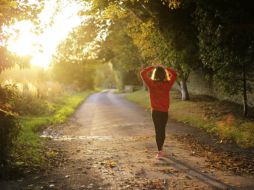 Para aumentar las calorías quemadas, las personas pueden acelerar el ritmo al caminar en zonas con pendientes o que tengas escaleras. Pixabay.