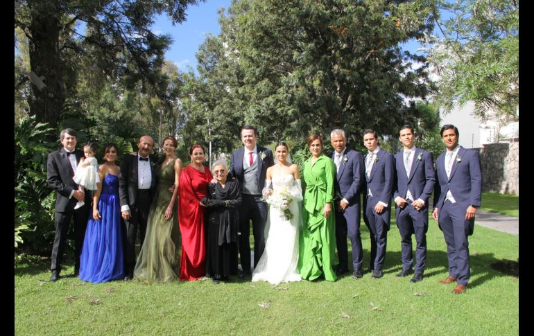 Los novios con sus familias. GENTE BIEN JALISCO/ Esmeralda Escamilla