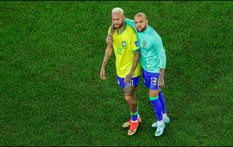 Dani Alves y Neymar Jr. Un tribunal español autorizó el miércoles que el defensa salga de la cárcel si paga una fianza de 1 MDE, mientras se resuelven los recursos contra su condena. AFP / ARCHIVO