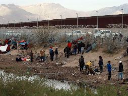 Decenas de migrantes se enfrentaron con la Guardia Nacional de Texas en la puerta fronteriza 36. SUN