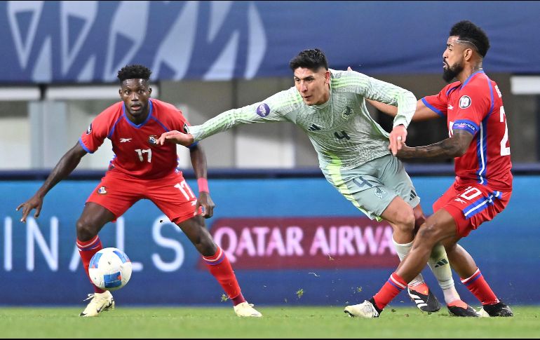 Edson Álvarez disputa el balón entre dos jugadores panameños. La defensa y el medio campo mexicano tuvieron problemas para detener a los rivales. IMAGO7/E. Espinosa