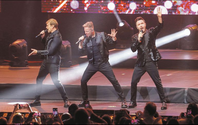 La banda cantó sus éxitos ante sus fans tapatíos. EL INFORMADOR/ H. Figueroa