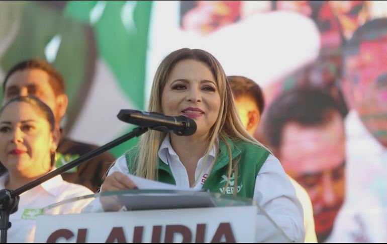 Claudia Delgadillo asistió a una pega de calcamonías en la avenida principal de la zona turística. ESPECIAL