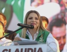 Claudia Delgadillo asistió a una pega de calcamonías en la avenida principal de la zona turística. ESPECIAL