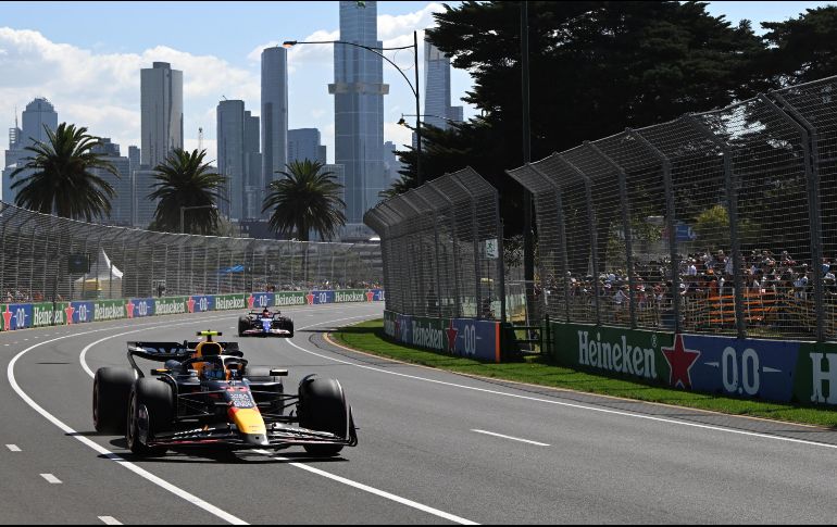 Delante de Checo Pérez arrancarán Max Verstappen (RedBull) y Carlos Sainz (Ferrari). EFE/J. Carrett
